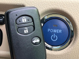 【スマートキー】カバンやポケットに入れたままでもドアの施錠・解錠が可能なスマートキーを装備。エンジンのオン・オフ時もカギを取り出す必要が無いからとっても便利です♪