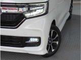 【LEDヘッドライト】悪天候や夜間走行時も良好な視界を確保し安心して運転できる高輝度LEDヘッドライトを装備。明るい上に点灯速度が早く消費電力も抑えられています。