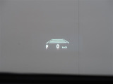 カラーヘッドアップディスプレイ付き。少ない視線移動で情報を確認できるので、運転の疲労軽減に繋がりますよ♪