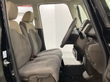 女性でも運転がしやすいように、シートの高さ調整機能(シートリフター)がついています。運転席と助手席の間が空いている為、助手席側への移動がスムーズです。交通量の多い道でも助手席側から乗り降りができます。