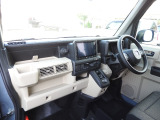 ★助手席周辺★ダッシュボードには豊富な収納BOXがありいつもすっきりとした車内!ほしい場所にちょうど良い収納を備えています。大きなフロントガラスによって見晴らしも良く快適な座り心地となっております