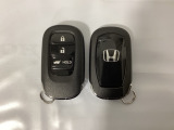 スマートキーを装備しています。鍵を差し込むことなくドアロックの開け閉めと、スタートボタン操作でのエンジンスタートができます。ボタン操作でトランクが開けられる電動テールゲートのボタンもついています。