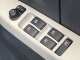 【電動格納ミラー】サイドミラーは電動格納式となっており、狭い駐車場でもキズがつくリスクを抑えられます。