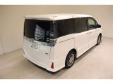 後部座席とリヤはプライバシーガラスになっています。座っている人や置いてある荷物が見えにくくなっているのでプライバシーの確保が出来ます。