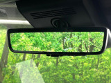 【デジタルインナーミラー】後席の大きな荷物や同乗者で後方が確認しづらい時でも安心!カメラが撮影した車両後方の映像をルームミラー内に表示。クリアな視界で状況の確認が可能です!