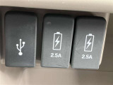 充電用USB端子付き。スマートフォンなどの充電に便利です。