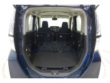 セカンドシートを倒した状態です。セカンドシートは独立可倒、荷物に合わせてラゲッジスペースをアレンジできます。