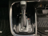 「e:HEV」は、モーター走行を中心にしながら電気エネルギーやエンジン動力を最も効率よく使い分けることができる賢いハイブリッドシステムです。サイドブレーキはスイッチ操作の電子制御パーキングブレーキです