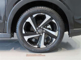 純正のアルミホイール装着車です。タイヤサイズは195/60R17です。