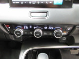 オートエアコン標準装備です。1年中快適な室内を提供!車内温度を設定すると風向き、風量を自動で調節してくれます。