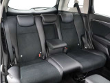 2列目ベンチシートです!フラットで乗り降りがしやすく、足元の広さも十分で座りやすいシートです。