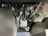 パーキングブレーキは、フットブレーキタイプです。