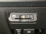 エアコンパネルの下にETCがついています。高速道路の料金所の通過も楽々です!。 カードの取り出しもしやすい場所についています。