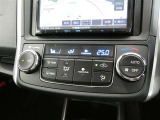 オートエアコン装備。車内を設定温度に自動で調整してくれるのでいつも快適にしてくれます。