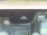 【スマートブレーキサポート】走行中に前方の車両等を認識し、衝突しそうな時は警報とブレーキで衝突回避と被害軽減をアシスト。より安全にドライブをお楽しみいただけます。