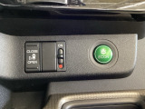 左側電動スライドドアは運転席からでも操作ができるように、ハンドル付近に開閉の操作スイッチが付いています。燃費に役立つECONボタンもここです。