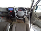 視界良好、操作しやすい運転席です。