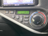 【オートエアコン】一度お好みの温度に設定すれば、車内の温度を検知し風量や温度を自動で調整。暑い&hellip;寒い&hellip;と何度もスイッチ操作をする必要はありません。快適な車内空間には必須の機能ですね♪