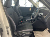 MINIの少し硬めのシートは乗り降りもしやすく、長距離ドライブでも疲れません。