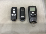 スマートキー付きですからドアロックの開閉およびエンジンスタートが楽々です。電動スライドドアの開け閉めもボタンで操作できます。加えて、純正リモコンエンジンスターター用の操作キーもついています。