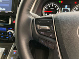 運転中、オーディオの操作をしてて、ハッとしたことはありませんか?ステアリングスイッチは、運転中でもハンドルでオーディオの操作が可能です。安全なドライブをサポートします。