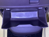 足元部分にはちょっとした小物を入れるのに便利な収納BOXもあります。
