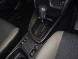 電動パーキングブレーキ・ブレーキホールドを装備してます。ホールド機能は信号待ちが多い一般道で疲労軽減になり、大好評です!