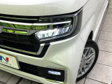 【LEDヘッドライト】悪天候や夜間走行時も良好な視界を確保し安心して運転できる高輝度LEDヘッドライトを装備!点灯速度が早く、消費電力も抑えられています。
