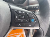 【クルーズコントロール】アクセル操作なしで一定速度を保つ機能。先行車との距離を自動調整する追従型が主流で、高速走行時の疲労を劇的に軽減します。長距離移動が多いお客様への商談では必須の快適装備です。
