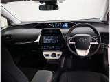 デザインもよく、居心地のよい運転席ですね。分かりやすいスイッチ類ですから操作もしやすく運転をサポートします。ぜひご来店いただき、実際にお座りいただいてステアリングを握ってみてください!