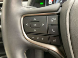 運転中、オーディオの操作をしてて、ハッとしたことはありませんか?ステアリングスイッチは、運転中でもハンドルでオーディオの操作が可能です。安全なドライブをサポートします。