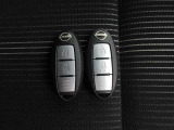 〔インテリジェントキー〕機械的に鍵を開閉するのではなく、バックやポケットの中に持っているだけで開閉やエンジン始動なども可能なインテリジェントキーシステムです