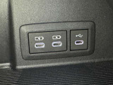 充電用USB端子付き。スマートフォンなどの充電に便利です。
