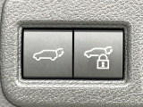 【パワーバックドア】スマートキーや運転席のボタンを押すだけでリアゲートが自動で開閉します!荷物を持っている時や、高い位置にあるバックドアを閉める際に便利な機能です♪