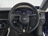 ステアリング周りにボタンを集約し、運転に集中できる構造となっております。