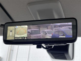 【デジタルルームミラー】車両後方カメラの映像をルームミラーに映すことが出来ます。 そのため、後席に人や荷物があって後方が見えづらい場合でもしっかり視界を確保することが出来ます。