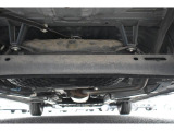 車両後方からの下回りです。マフラー防錆塗装や下回り防錆施工等も可能でございます。