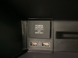 助手席前には横長のトレーとアクセサリーソケットがついています。その下に充電可能なUSB端子が2個ついていますので、手前のトレーにスマートフォンを置いて移動中でも充電できるので便利です。
