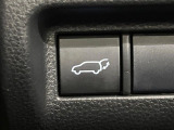 【パワーバックドア】スマートキーや運転席のボタンを押すだけでリアゲートが自動で開閉します!荷物を持っている時や、高い位置にあるバックドアを閉める際に便利な機能です♪