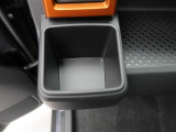 カップホルダーは運転席や助手席からちょうど手の届く位置です!!