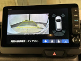 リバースギアに入れるだけで後方の表示へ切り替わります。夜間や雨の日の駐車も楽になりますよ。