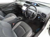シンプルで使いやすいデザインの運転席です。