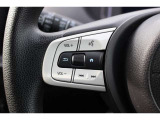 ハンドル左部分でオーディオ操作が可能。そのため、運転中でも目線をずらさずに安全運転♪また、メーターの表示切替もダイヤル式でお好みに合わせられます。