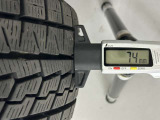 冬タイヤの残り溝は7.4mmです。スリップラインからは5.8mmとなっております。