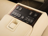 後席もVIP装備!後席センターコンソールの画像です!こちらのお車には、後席にもパワーシートが装備されています!更にオーディオなども後席から操作出来るなど豪華!ゲストに喜んで頂ける装備ですね!