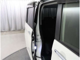 両側パワースライドドア付きだから、狭い駐車スペースなどでの 乗り降りラクラク!小さなお子さまのいるご家庭には嬉しい装備。