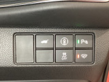 Hondaセンシング用の、VSA(ABS+TCS+横滑り抑制)解除と路外逸脱抑制機能のオンオフスイッチなどはハンドルの右側に装備しています。