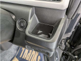 カップホルダー。缶ジュースを開けて運転していると安心しておいておける場所がほしくなりますよね!意外とないと困る装備です。