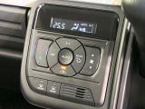【オートエアコン】一度お好みの温度に設定すれば、車内の温度を検知し風量や温度を自動で調整。暑い&hellip;寒い&hellip;と何度もスイッチ操作をする必要はありません。快適な車内空間には必須の機能ですね♪