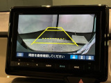 リバースギアに入れるだけで後方の表示へ切り替わります。夜間や雨の日の駐車も楽になりますよ。